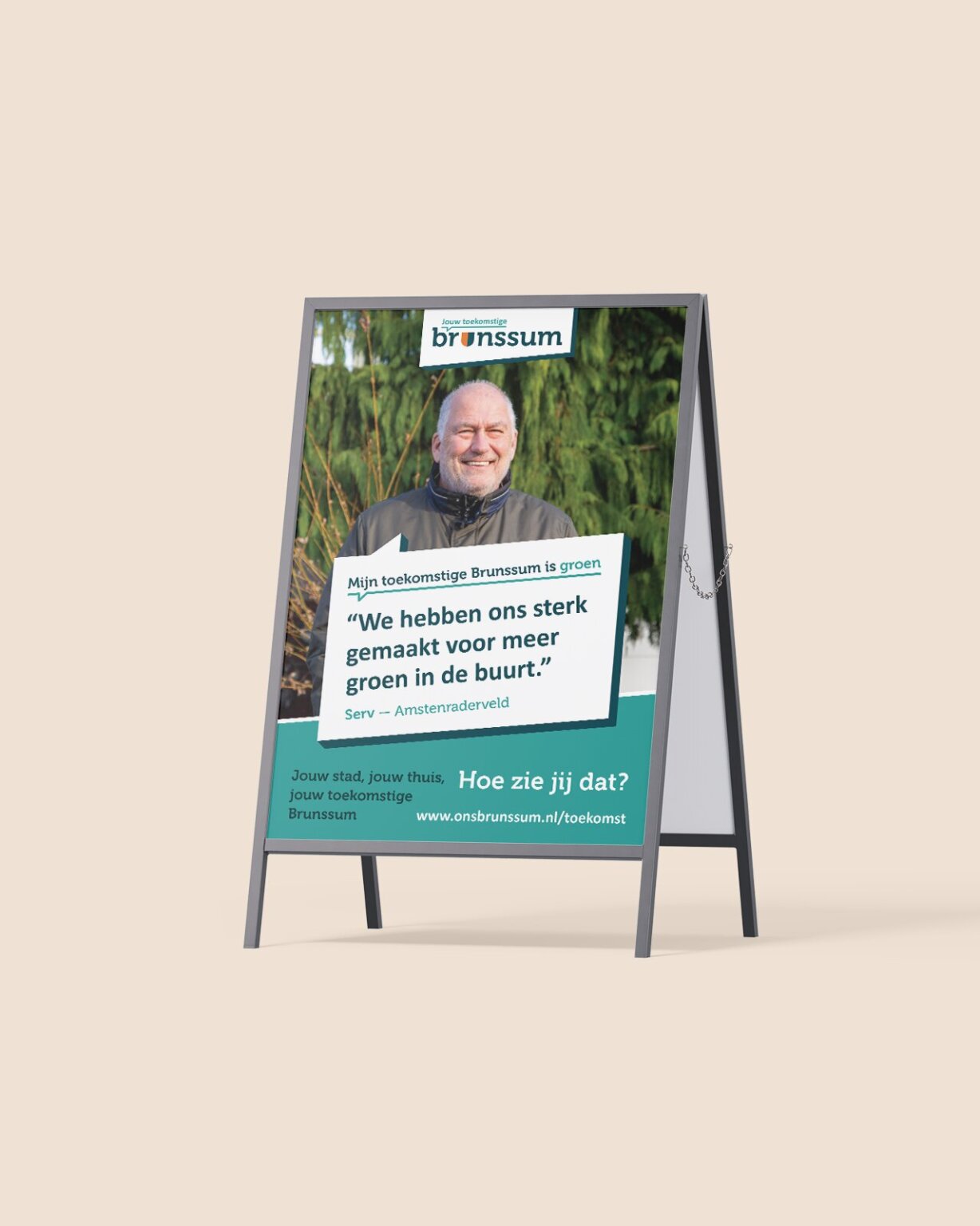 Ezeldisplay met een poster met een lachende man en Nederlandse tekst over groene initiatieven in Brunssum, ter promotie van de visie van Jouw Toekomstige Brunssum.