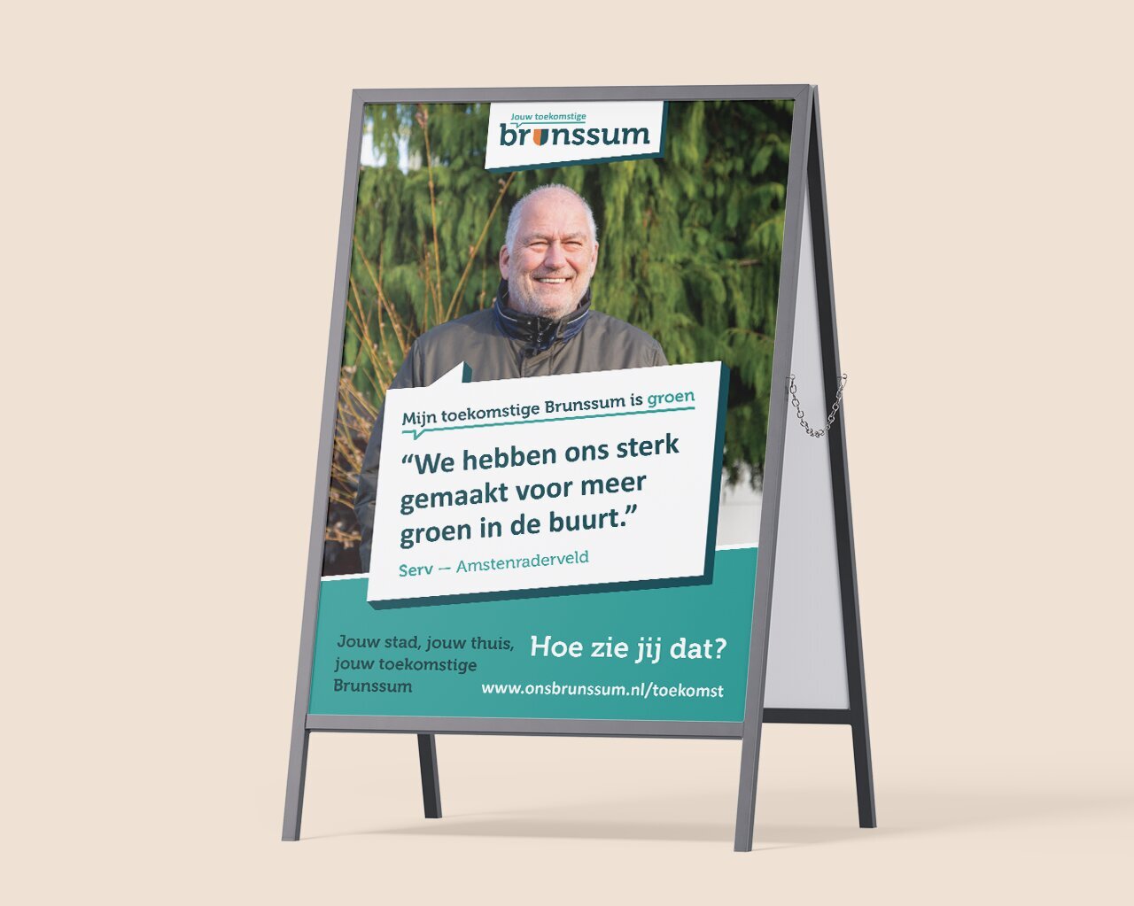 Ezeldisplay met een poster met een lachende man en Nederlandse tekst over groene initiatieven in Brunssum, ter promotie van de visie van Jouw Toekomstige Brunssum.