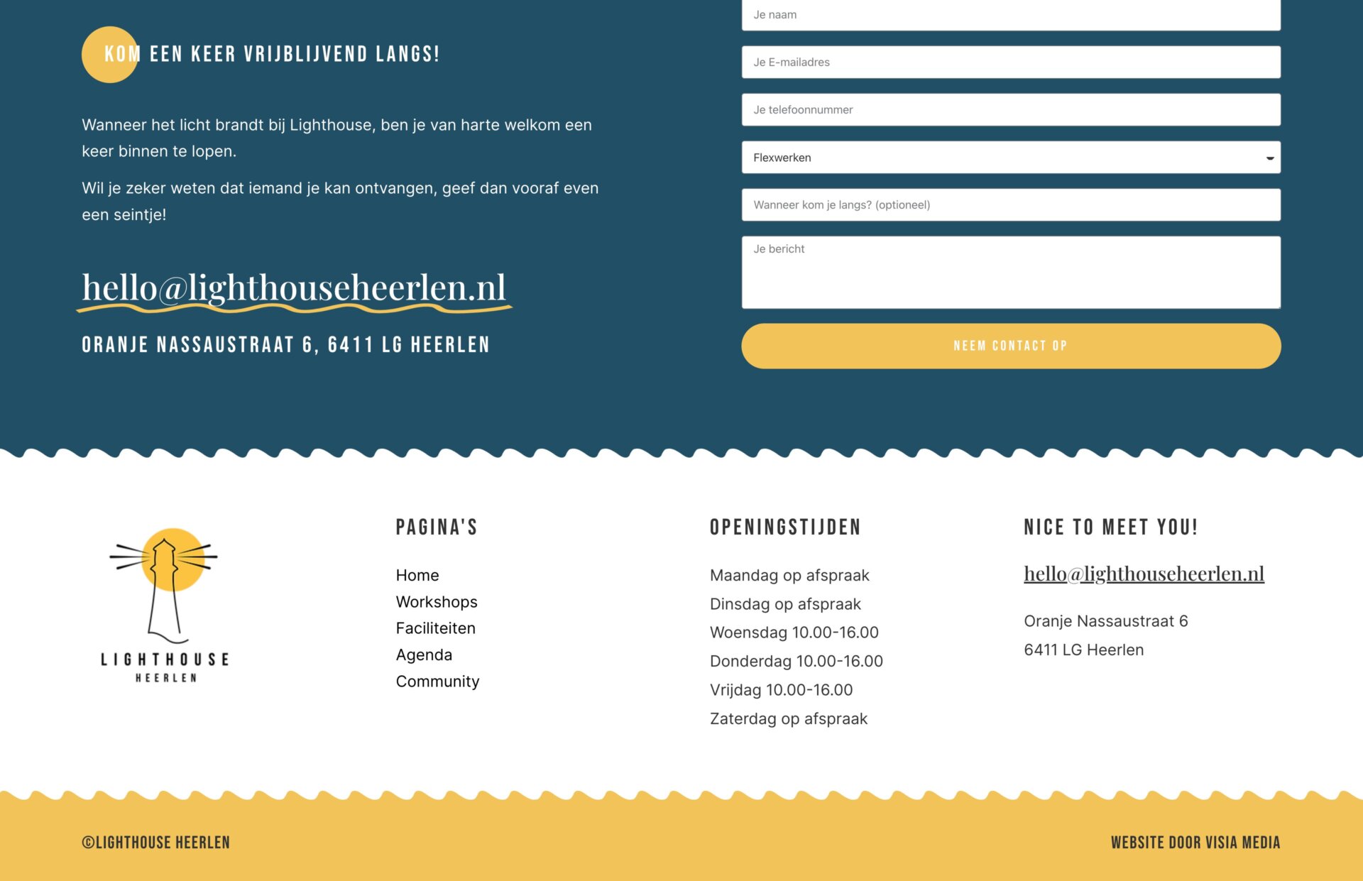 De contactpagina van Lighthouse Heerlen bevat een gebruiksvriendelijk contactformulier, links naar sociale media, adresgegevens en precieze openingstijden, allemaal elegant verpakt met een golvend ontwerp in de voettekst.