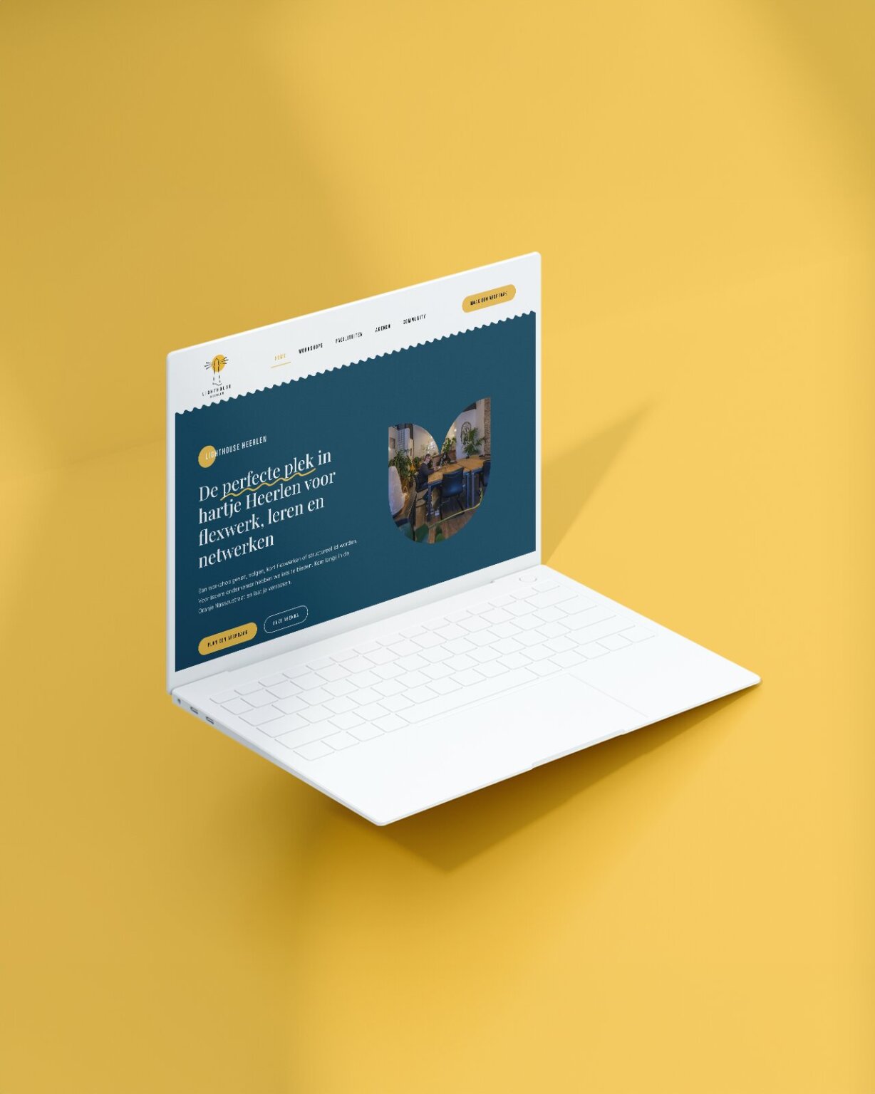 Witte laptop met een gele achtergrond met daarop een Nederlandse website met tekst en een afbeelding van een gezellige binnenruimte, verwijzend naar toekomstige trends in interieurdesign in Brunssum.