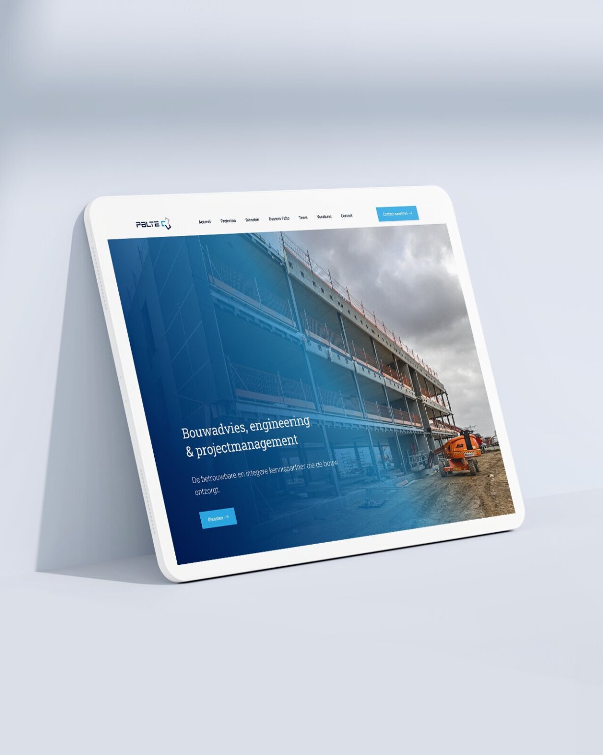 Tablet met een bouwmanagementwebsite voor Palte B.V. met een bouwterrein en zware machines op het scherm.