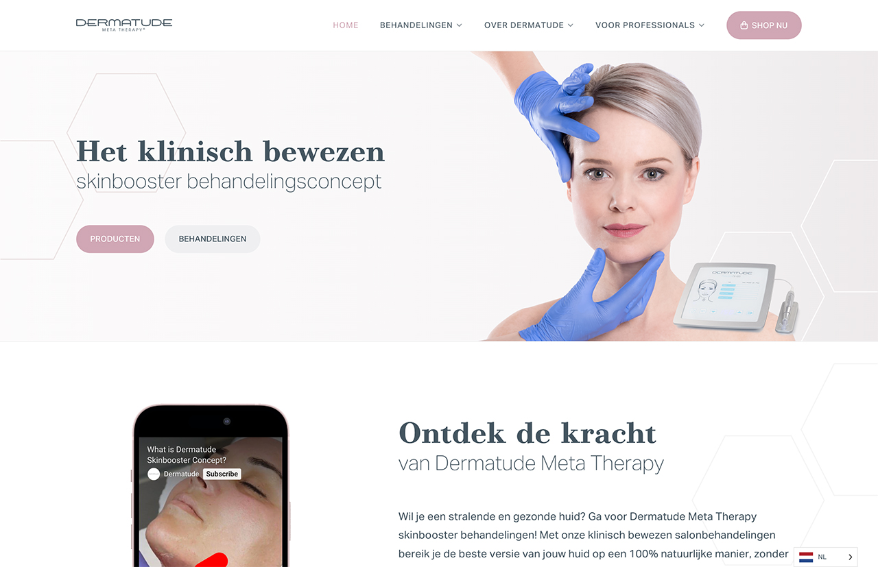 De website toont Dermatude-huidverzorgingsbehandelingen, met een focus op een vrouw die zich overgeeft aan gezichtstherapie met behulp van een geavanceerd medisch apparaat. De begeleidende tekst is zorgvuldig gepresenteerd in het Nederlands.