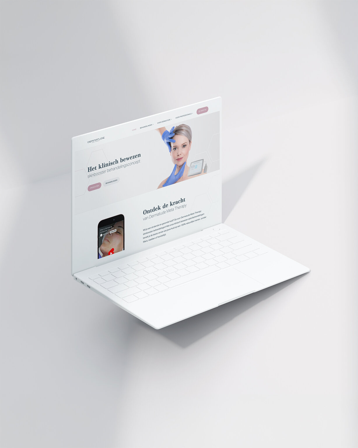 Een witte laptop met daarop een website van Dermatude, met een foto van een vrouw en tekst tegen een strakke, minimalistische achtergrond.