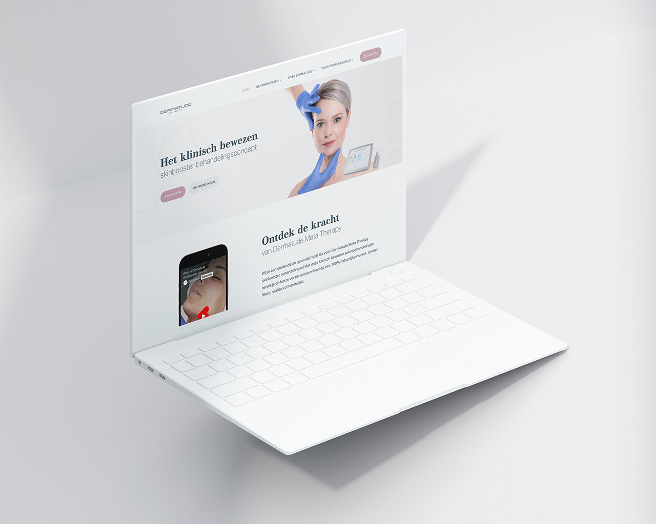 Een witte laptop met daarop een website van Dermatude, met een foto van een vrouw en tekst tegen een strakke, minimalistische achtergrond.