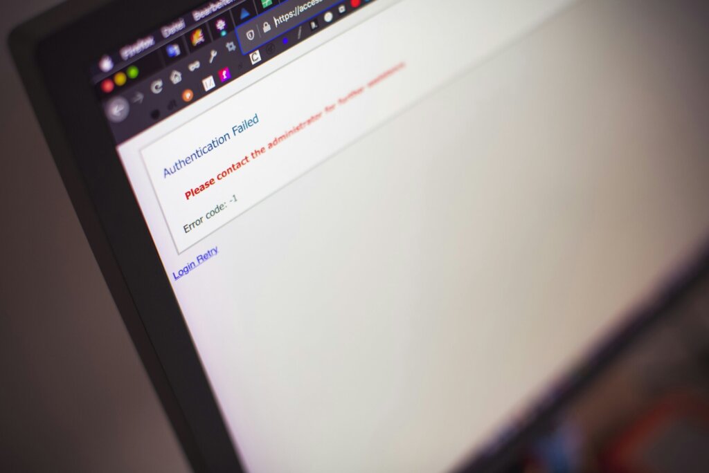 Op het computerscherm verschijnt de foutmelding 'Authenticatie mislukt' met een prompt om contact op te nemen met de beheerder, vergelijkbaar met wanneer WordPress niet beschikbaar is.